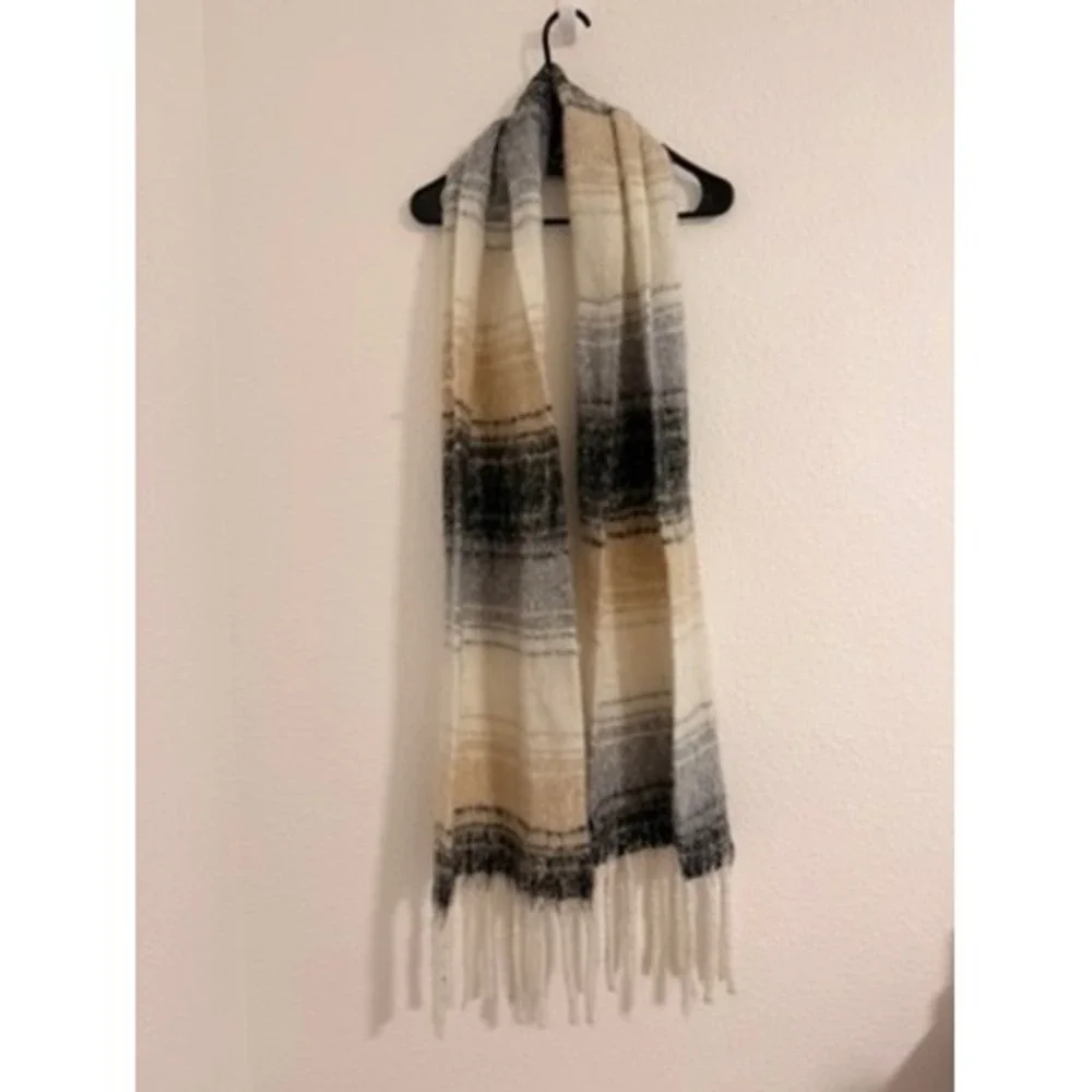Old Navy Womens Oversized Blanket Scarf Cream Tan Grey Plaid Fringe One Size